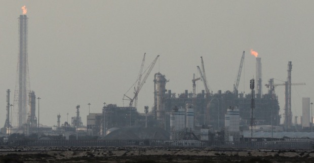 Gasfeld Ras Laffan in Katar mit sichtbaren Flammen; Gasfeld Iran: Trump droht mit Zerstörung.