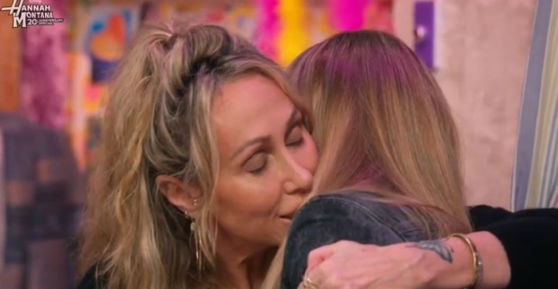 Miley Cyrus /Miley Cyrus kehrt als „Hannah Montana“ zurück und sorgt im ersten Trailer zum Jubiläumsspecial für emotionale Momente und Nostalgie bei den Fans.