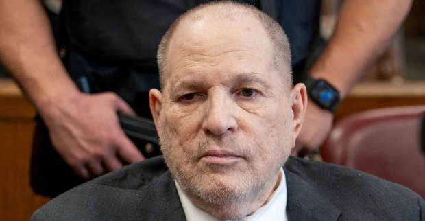 Harvey Weinstein im Rollstuhl – der ehemalige Produzent berichtet über Gewalt im Gefängnis