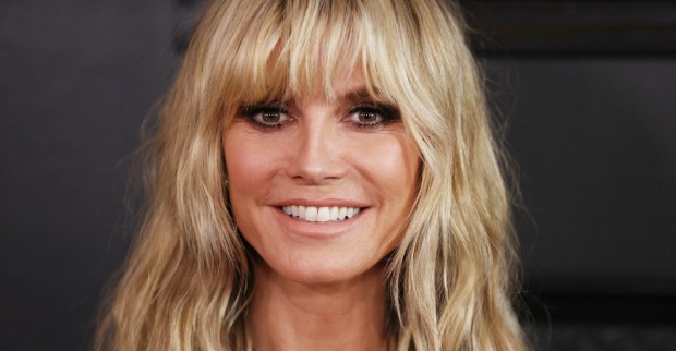 Heidi Klum mit blondem, schulterlangem Haar und Pony. Das Model lächelt direkt in die Kamera vor dunklem Hintergrund. / Heidi Klum holt Beatrice Egli zu „Germany’s Next Topmodel“ (GNTM 2026).