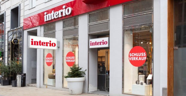 Filiale des Möbelhauses Interio mit Schlussverkauf-Schildern im Schaufenster nach erneuter Insolvenz der Möbelkette.