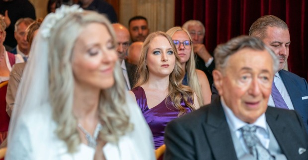 Jacqueline Lugner sitzt bei der Hochzeit von Simone Lugner und Richard Lugner im Publikum und blickt ernst nach vorne
