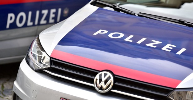 Bild zweier Polizeiwägen als Symbolbild.