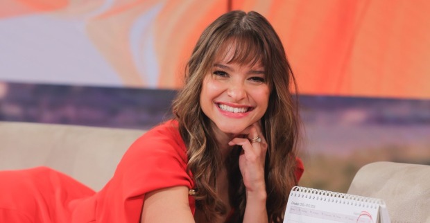 Julia Furdea lächelt im TV-Studio von Café Puls – die Moderatorin spricht offen über Gewichtszunahme nach Schwangerschaft und Schönheitsdruck