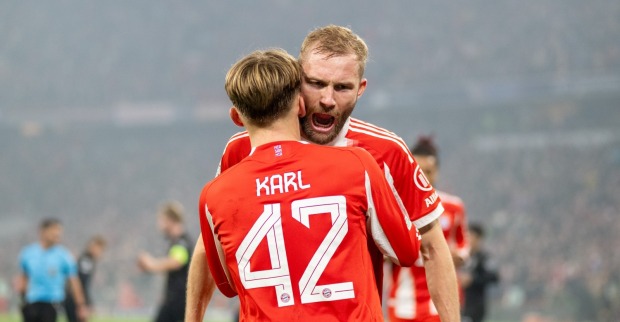 Konrad Laimer und Lennart Karl jubeln nach einem Sieg in der CL.