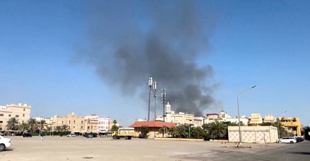 Schwarze Rauchwolken über Gebäuden nahe der US-Botschaft in Bayan, Kuwait, nach einem Schlag im Zusammenhang mit dem laufenden Konflikt zwischen den USA, Israel und Iran. Mehrere Kampfjets sind abgestürzt.
