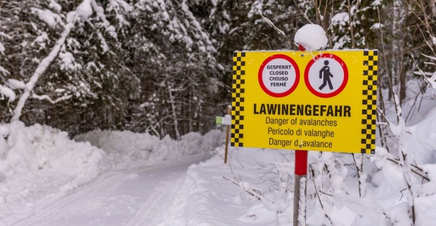 Warnschild für Lawinen als Themenbild für den Lawinenabgang in Südtirol