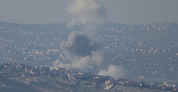 Rauch steigt vom Ort eines israelischen Luftangriffs im südlibanesischen Gebiet von Deir Seryan auf.