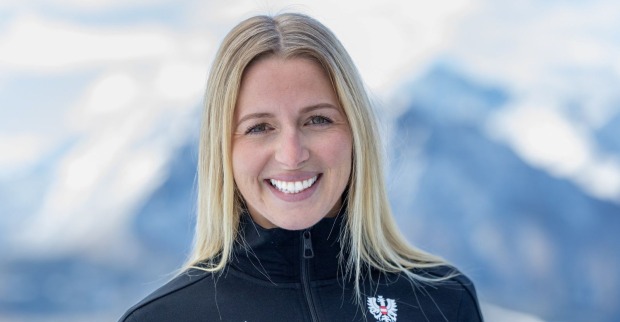 Lisa Hauser Porträt im Schnee mit Bergen im Hintergrund nach Karriereende im Biathlon