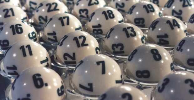Lottoziehung mit nummerierten Kugeln – aktuelle Lotto Gewinnzahlen 6 aus 45 der Ziehung vom 4. März 2026 in Österreich.