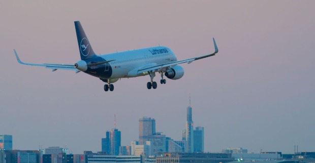 Lufthansa-Flugzeug im Landeanflug über Frankfurt – Evakuierungsflug nach Riad wegen Raketenangriffen und Sicherheitsgefahr abgebrochen.
