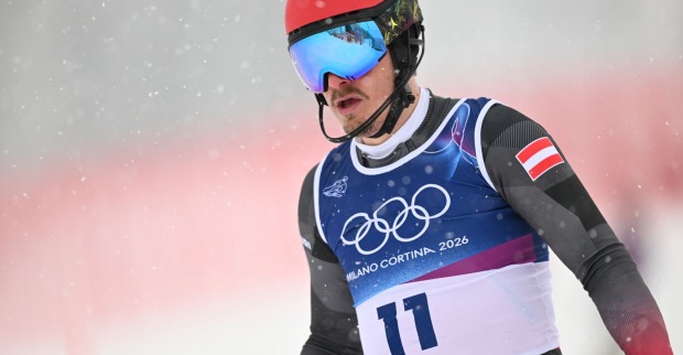 Manuel Feller blickt nachdenklich im Zielraum, seine Startnummer im Slalom ist sichtbar