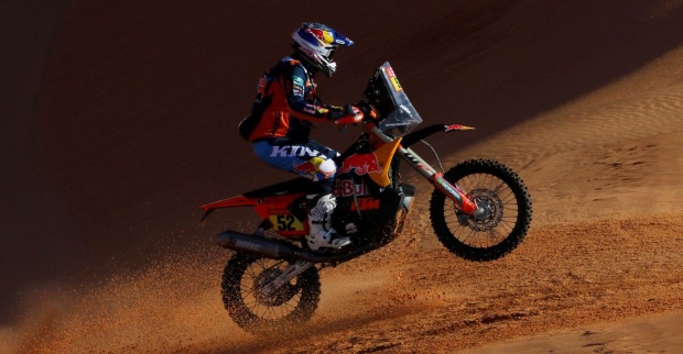 Matthias Walkner auf KTM-Motorrad bei der Rallye Dakar in der Wüste – Comeback nach Horror-Unfall und drohender Amputation.