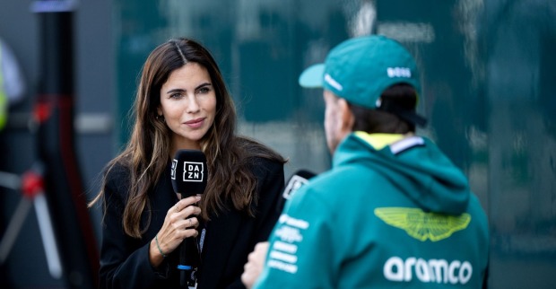 Melissa Jimenez interviewt Fernando Alonso im Formel-1-Paddock für DAZN, Partnerin des Rennfahrers und Sportjournalistin