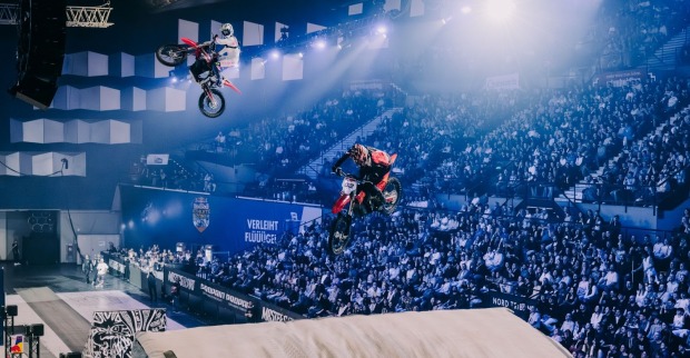 Zwei Biker beim Stunt in der Wiener Stadthalle