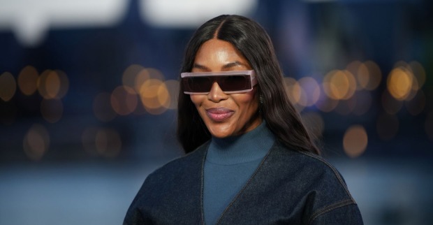 Dunkelhaarige Frau trägt Sonnenbrille und eine dunkle Sonnenbrille