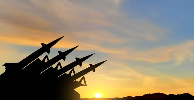 Silhouette eines NATO-Raketenabwehrsystems bei Sonnenuntergang – Symbolbild für abgefangene iranische Rakete Richtung Türkei und Europa.