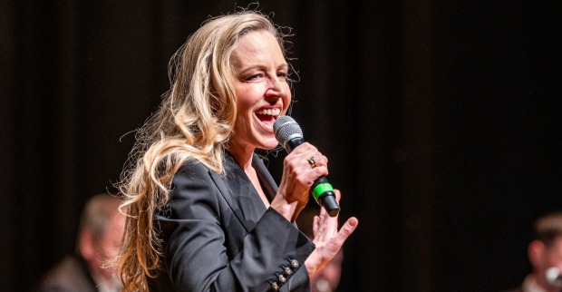 Nina Proll singt auf der Bühne bei einem Chanson-Konzert –Nina Proll bei Horizonte Landeck mit "Lieder eines armen Mädchens"