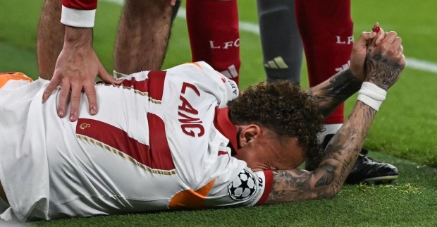 Noa Lang verletzt am Boden nach Daumenverletzung bei Liverpool gegen Galatasaray Champions League