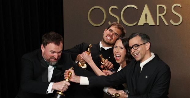 Gewinner bei den Oscars 2026 posieren mit ihren Oscar-Statuen vor dem Oscars-Logo, nachdem zwei Filme den Preis in der Kategorie Best Short Live Action Film gewonnen haben.