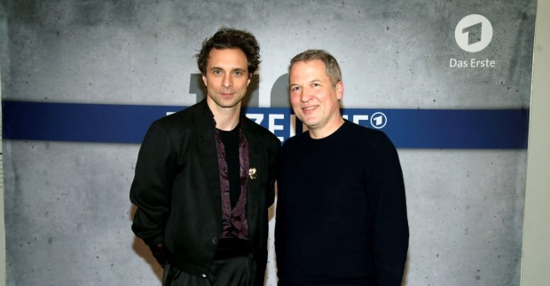 Andre Kaczmarczyk und Felix Karolus bei der Premiere des Fernsehfilms 'Polizeiruf 110: Goldraub' im Filmmuseum Potsdam.