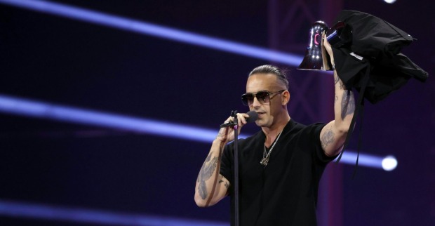 RAF Camora hält einen Preis auf der Bühne der Amadeus Austrian Music Awards in Wien