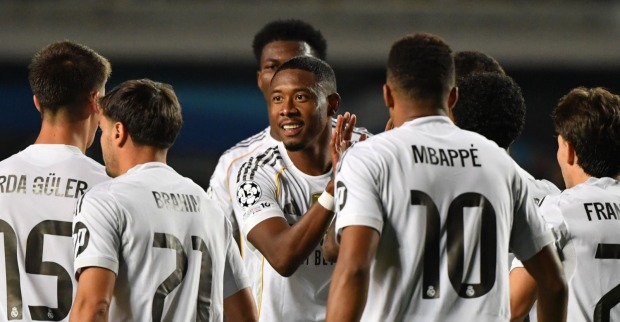 Real Madrid Champions League: Der verletzte ÖFB-Star David Alaba jubelt auf der Tribüne mit.