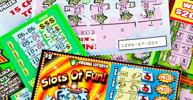 Mehrere bunte Rubbellose und Lotterie-Scratchcards liegen übereinander – Symbolbild für einen Millionengewinn durch ein Rubbellos.