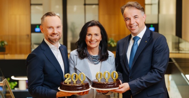 Kärntner Sparkasse Vorstand präsentiert 200.000 Kunden Meilenstein mit Torten in Klagenfurt Filiale