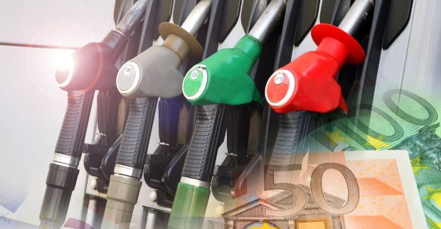 Zapfsäulen an Tankstelle mit Euro-Scheinen im Hintergrund symbolisieren steigende Spritpreise und die neue Spritpreisbremse in Österreich.