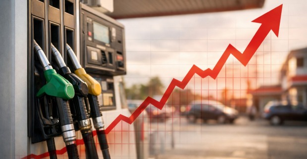Zapfpistolen an einer Tankstelle, roter Pfeil nach oben symbolisiert: spritpreise steigen bei Diesel und Super in Österreich.