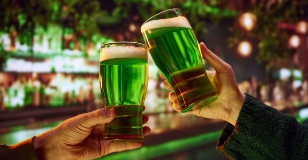 Zwei Gläser gefüllt mit grünem Apfelwein als Themenbild für den St. Patrick's Day 2026