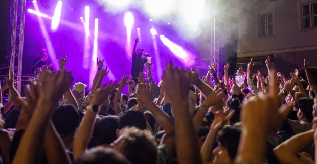 Viele Menschen vor einer Bühne beim Stadtfest Hallein.
