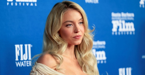 Sydney Sweeney auf dem roten Teppich eines Filmfestivals in elegantem schulterfreiem Kleid /Sydney Sweeney: Kim Novak lehnt Biopic-Besetzung scharf ab