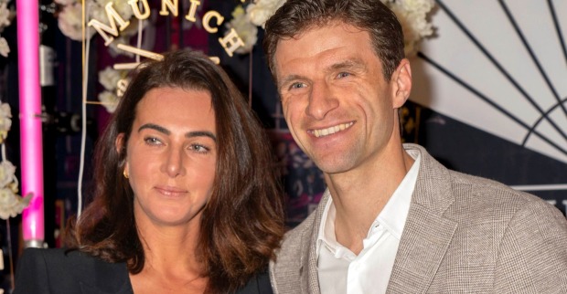 Thomas Müller und Ehefrau Lisa Müller bei einem gemeinsamen Auftritt – Diskussionen über Fernbeziehung und Trennungsgerüchte nach Kanada-Wechsel