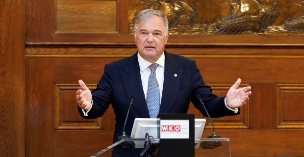 Wirtschaftskammer Wien-Präsident am Podium