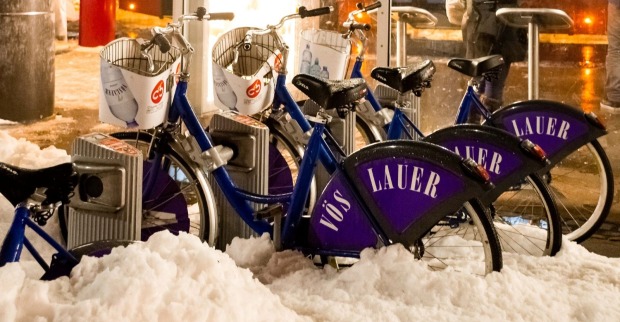 Verschneite Citybikes in Wien während eines Kaltlufteinbruchs im Frühling