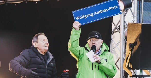 Wolfgang Ambros und Erich Egger bei der Verleihung des „Wolfgang Ambros Platz“.