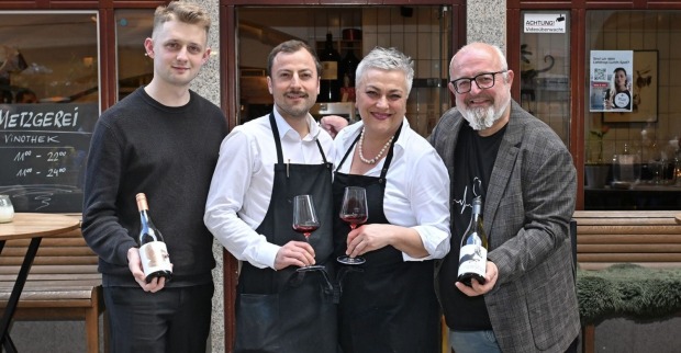 Weinhändler Martin Wakolbinger, Friedrich Walchshofer, Alte Metzgerei-Chefin Michaela Walchshofer und Winzer Sighardt Donabaum präsentieren einige der verkosteten Weine.