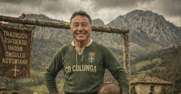Angel Mateos Gonzales im grünen Trikot von CD Colunga, mit einem Ball unter dem Arm und einem Lächeln
