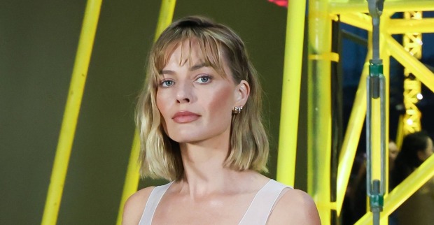 Margot Robbie mit natürlichem Glow und ebenmäßiger Haut als Beispiel für dezente Beauty-Treatments