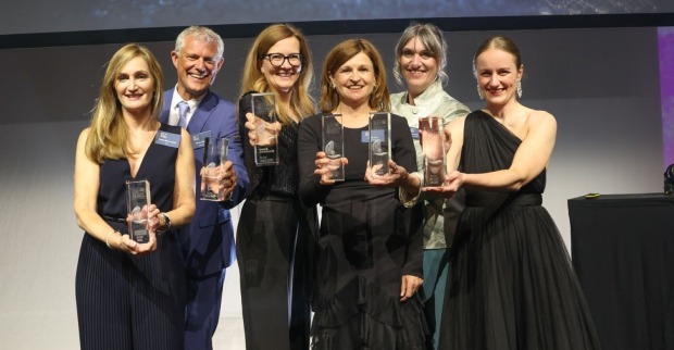 Die Best Brands Awards-Preisträger 2026 mit ihren Trophäen