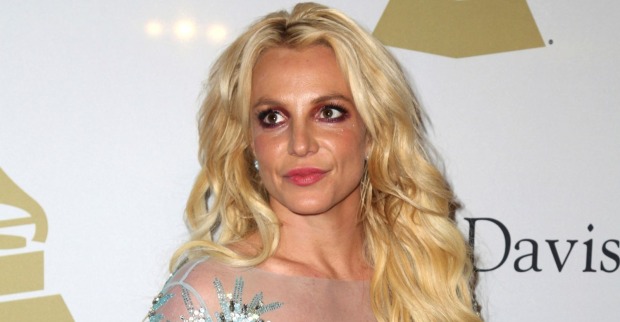 Britney Spears mit langen blonden Haaren bei einem öffentlichen Auftritt auf dem roten Teppich