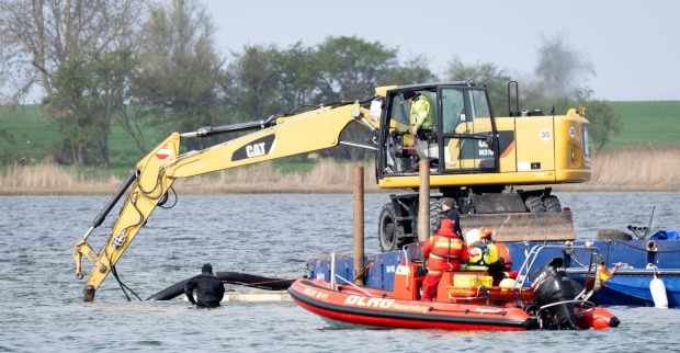 Bagger und Rettungsteam arbeiten im Wasser an der Rinne für die Befreiung von Buckelwal Timmy vor der Insel Poel