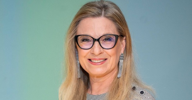 Christa Kummer lächelt in die Kamera bei ihrem ORF-Comeback rund um das ESC-Special auf ORF III