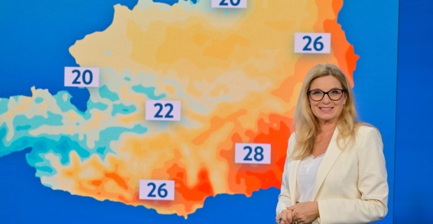 Christa Kummer präsentiert Wetterkarte im ORF-Studio während einer TV-Wettersendung
