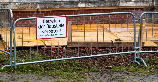 Themenbild einer Baustelle mit einem "Betreten Verboten"-Schild