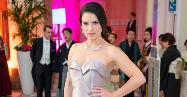 Conny Kreuter im eleganten Abendkleid bei Eventauftritt – Conny Kreuter ist schwanger
