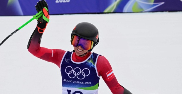Cornelia Hütter im Zielraum von Cortina während den Olympischen Spielen