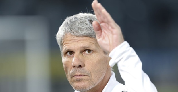 LASK-Trainer Dietmar Kühbauer gestikuliert während des Spiels gegen Sturm Graz